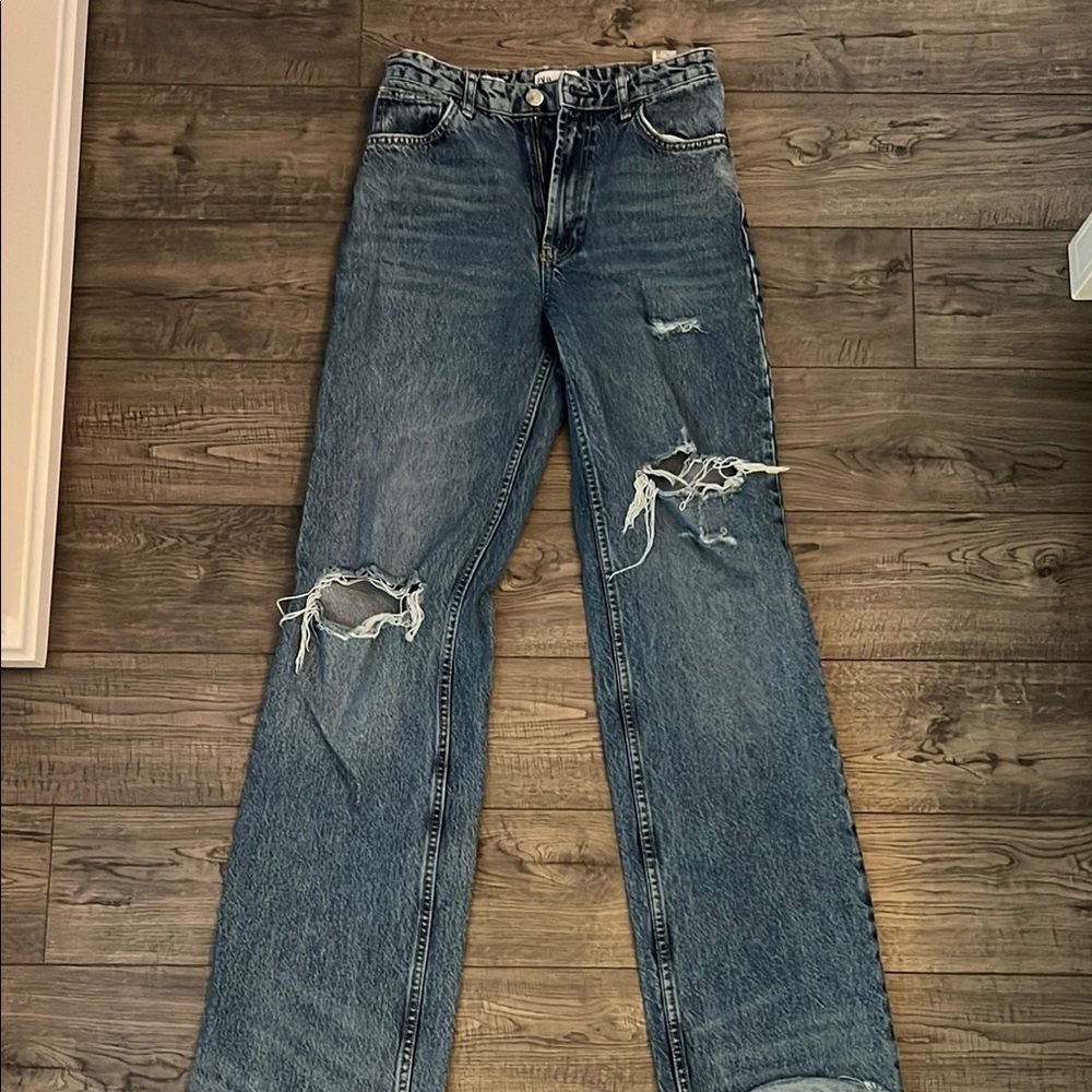 Zara (distressed) HIGH-WAISTED TRF MOM FIT JEANS